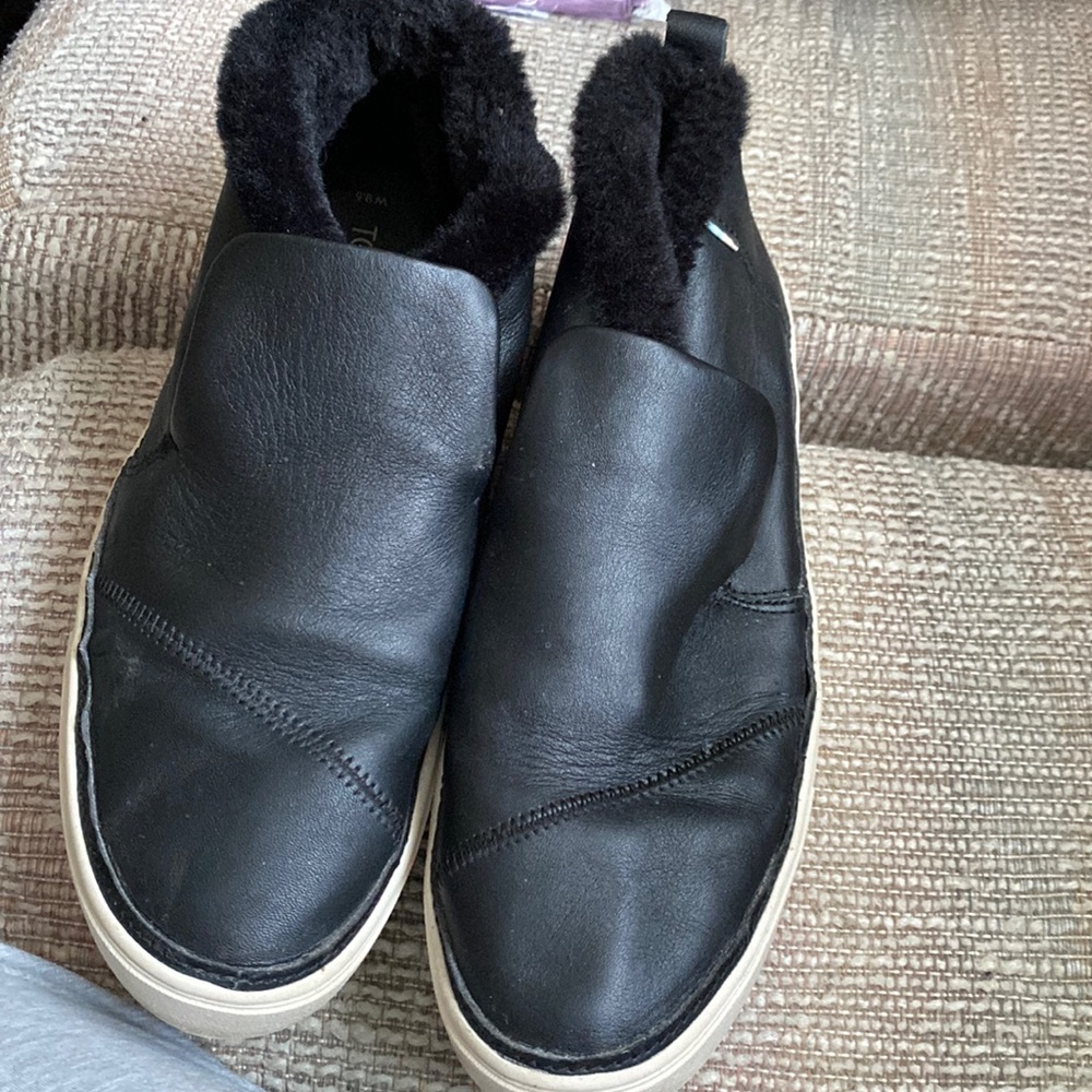 Toms - Black leather size 9.5 faux fur lined
